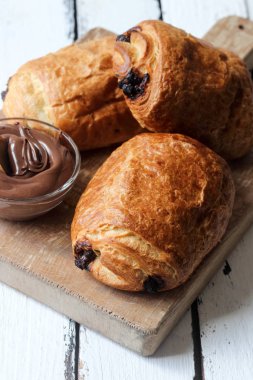 Ev yapımı çikolatalı kruvasan hamur işi