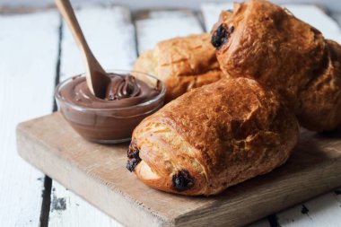 Ev yapımı çikolatalı kruvasan hamur işi