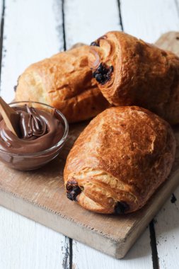 Ev yapımı çikolatalı kruvasan hamur işi