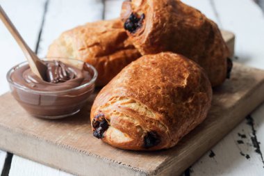 Ev yapımı çikolatalı kruvasan hamur işi