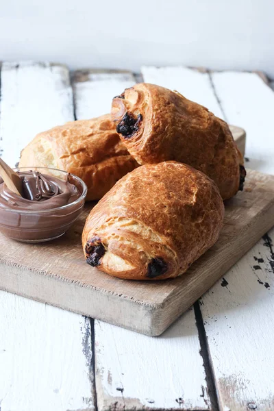 Ev yapımı çikolatalı kruvasan hamur işi