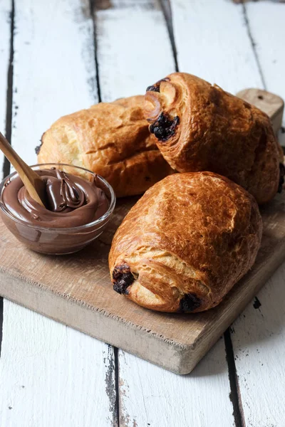 Ev yapımı çikolatalı kruvasan hamur işi