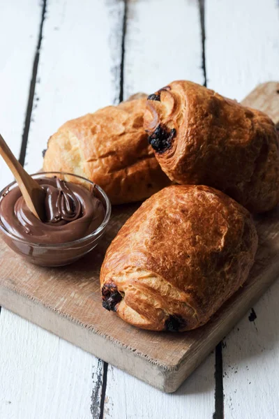 Ev yapımı çikolatalı kruvasan hamur işi