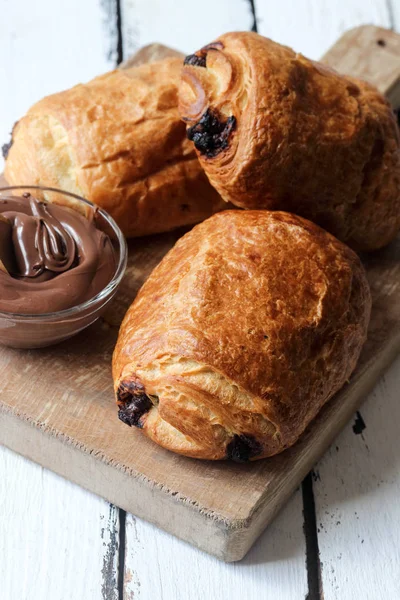 Ev yapımı çikolatalı kruvasan hamur işi