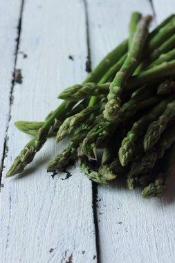 Beyaz ahşap zemin üzerinde sebze kuşkonmaz