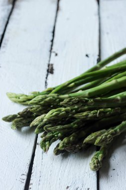 Beyaz ahşap zemin üzerinde sebze kuşkonmaz