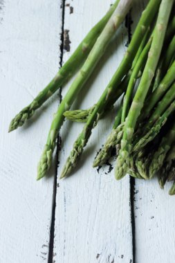 Beyaz ahşap zemin üzerinde sebze kuşkonmaz