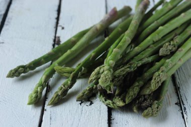 Beyaz ahşap zemin üzerinde sebze kuşkonmaz