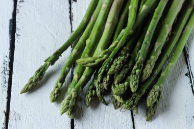 Beyaz ahşap zemin üzerinde sebze kuşkonmaz