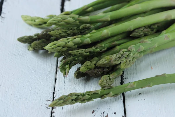 Beyaz ahşap zemin üzerinde sebze kuşkonmaz