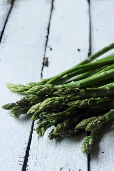 Beyaz ahşap zemin üzerinde sebze kuşkonmaz