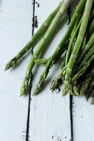 Beyaz ahşap zemin üzerinde sebze kuşkonmaz