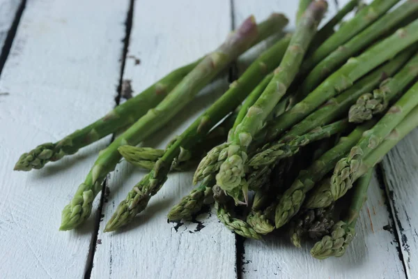 Beyaz ahşap zemin üzerinde sebze kuşkonmaz