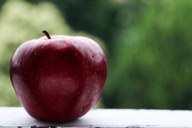 Yeşil arka planda kırmızı elma