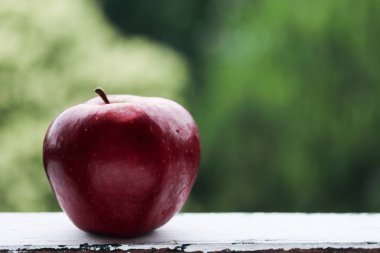 Yeşil arka planda kırmızı elma