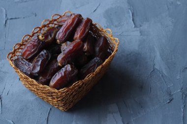 gri bir arka plan üzerinde tarihleri meyve