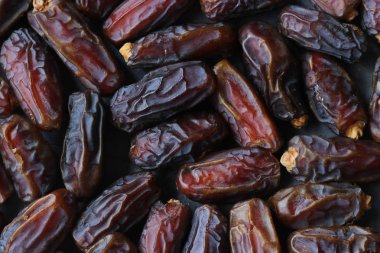 gri bir arka plan üzerinde tarihleri meyve