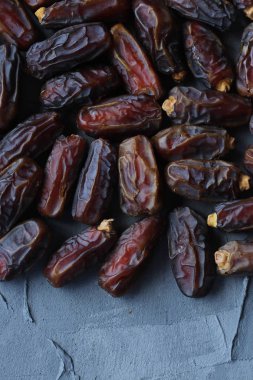 gri bir arka plan üzerinde tarihleri meyve