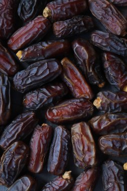 gri bir arka plan üzerinde tarihleri meyve