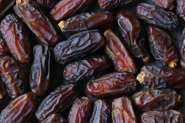 gri bir arka plan üzerinde tarihleri meyve