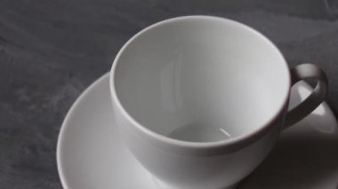 Siyah çay, bir bardak çay dökme