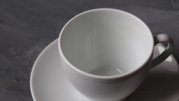 Einschenken Von Schwarzem Tee Eine Tasse Tee — Stockvideo