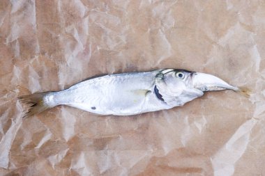 Gri bir arka plan üzerinde taze nar meyve