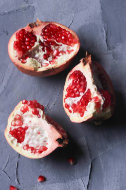 Gri bir arka plan üzerinde taze nar meyve