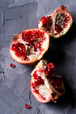 Gri bir arka plan üzerinde taze nar meyve