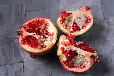 Gri bir arka plan üzerinde taze nar meyve