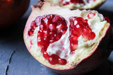 Gri bir arka plan üzerinde taze nar meyve