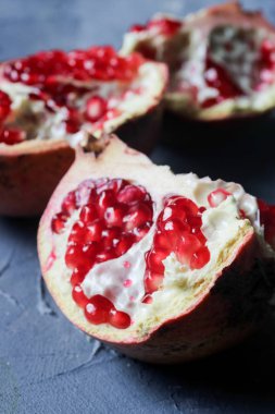 Gri bir arka plan üzerinde taze nar meyve