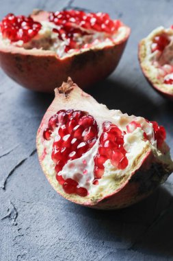 Gri bir arka plan üzerinde taze nar meyve