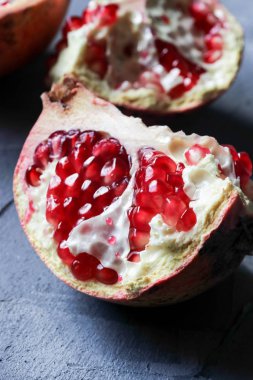 Gri bir arka plan üzerinde taze nar meyve