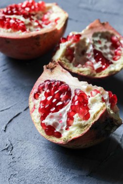 Gri bir arka plan üzerinde taze nar meyve