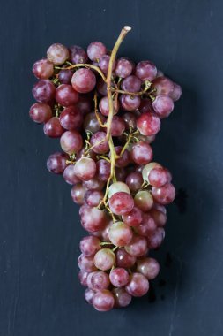 Siyah bir zemin üzerine kırmızı üzüm