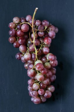 Siyah bir zemin üzerine kırmızı üzüm