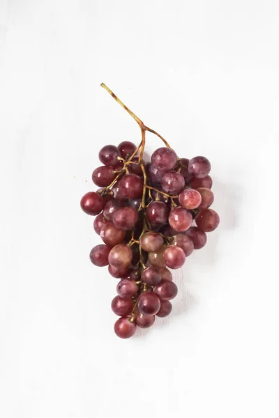 Beyaz Zemin Üzerinde Kırmızı Üzümler — Stok fotoğraf