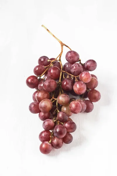 Rote Trauben Auf Weißem Hintergrund — Stockfoto