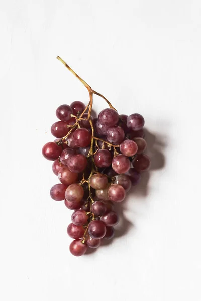 Rode Druiven Een Witte Achtergrond — Stockfoto