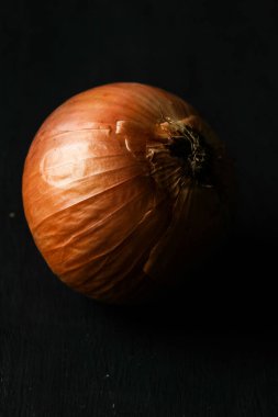 Siyah arkaplanda soğan