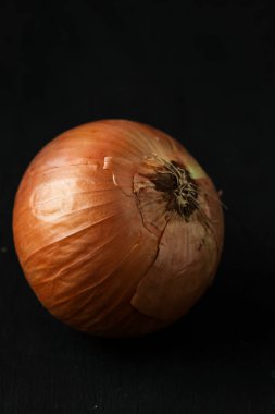 Siyah arkaplanda soğan