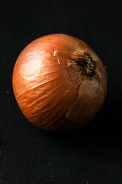 Siyah arkaplanda soğan