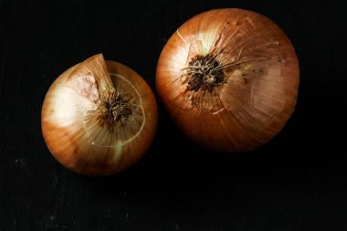 Siyah arkaplanda soğan