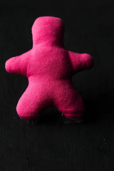 粉红色的棍子男人在一个黑色的背景 — 图库照片