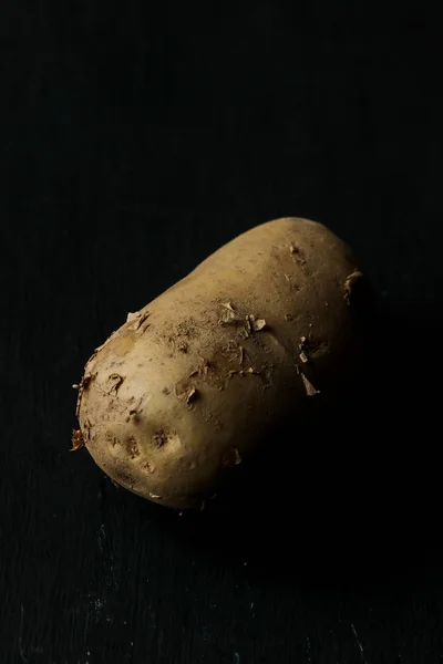 Kartoffel Auf Schwarzem Hintergrund — Stockfoto