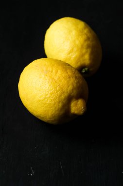 Siyah arkaplanda limon