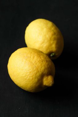 Siyah arkaplanda limon