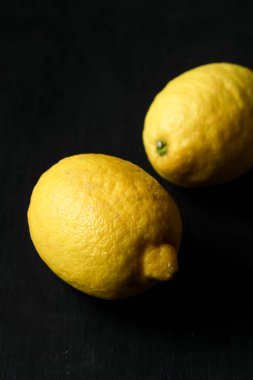Siyah arkaplanda limon