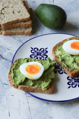 Avokado ve yumurta, yumurta ve avokado ile ekmek dilim tost